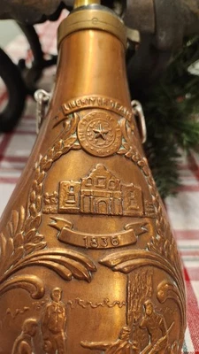 DE COLECCIÓN RARO COBRE LATÓN PISTOLA POLVO BOTELLA FRASCO ALAMO TEXAS LIBERTY OR DEATH 1836 Foto 1 de 4