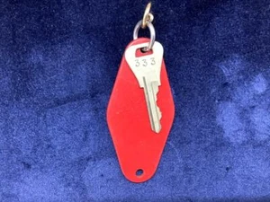 Vintage Hotel Room Keyring AUBERGE DES GOUVERNEURS Keychain ROOM 333 Porte-Clés - Bild 1 von 6