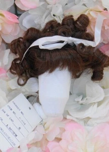 PELUCA MUÑECA VINTAGE MARRÓN CLARO talla 8 rizos en cascada y flequillo y arco PIEZA DE MUÑECA - Imagen 1 de 5