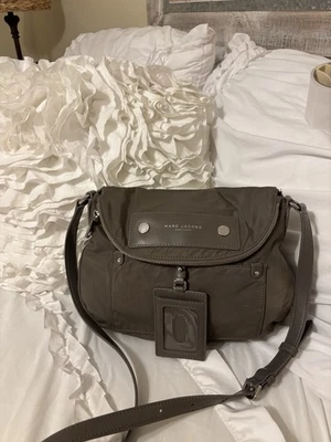 Bolsa tiracolo Marc Jacobs Preppy náilon Natasha verde oliva - Imagem 1 de 4