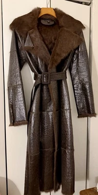 Abrigo largo para mujer Bebe marrón estilo cocodrilo de piel con cinturón” Foto 1 de 4