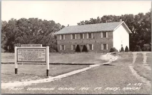 Foto postal de Fort Riley, Kansas RPPC de 1940 "Primer Capitolio Territorial 1855" - Imagen 1 de 2