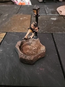 Antiguo cenicero de hierro fundido de colección de los años 30 FIGURAL MAN descansando sobre poste de lámpara - Imagen 1 de 10
