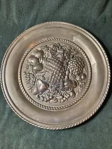 "PLATO COLGANTE DE PARED DE LATÓN NOBLEZA 16,5"" LATÓN Uvas y Frutas Escena Inglaterra" - Imagen 1 de 8