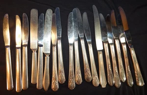 Lotto 18 coltelli ornati posate argenteria placca argento vintage modelli misti Rogers - Foto 1 di 8