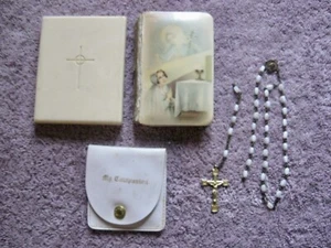 VINTAGE 1951 1ST COMMUNION Set: CELLULOID PRAYER BOOK W/CRUCIFIX & More (Flaws) - Picture 1 of 21