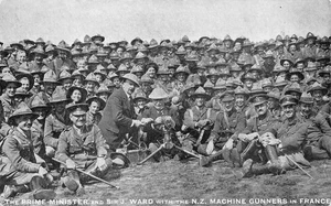 POSTCARD MILITARY WWI NEW ZEALAND PRIME MINISTER  WITH THE MACHINE GUNNERS - Picture 1 of 2