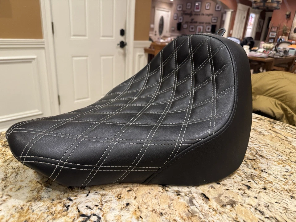 Saddlemen - 818-27-002LS - Asiento individual Renegade LS, negro Fatboy 2019/18 Foto 1 de 4