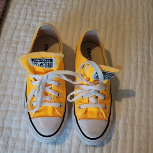 yellow converse size 4