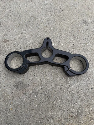 Braçadeira de árvore tripla superior 2006 Ducati 749 pintada de preto 999 - Imagem 1 de 4