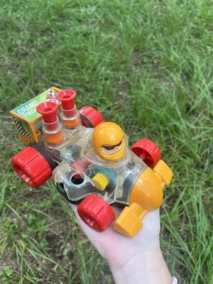 Coche de carreras de plástico mecánico Playskool Grand Prix de colección. Foto 1 de 3