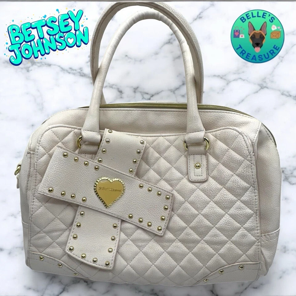 Bolso de Lona Betsey Johnson Weekender Overnight Cuero Acolchado Corazón Tachuelas Arco Foto 1 de 4