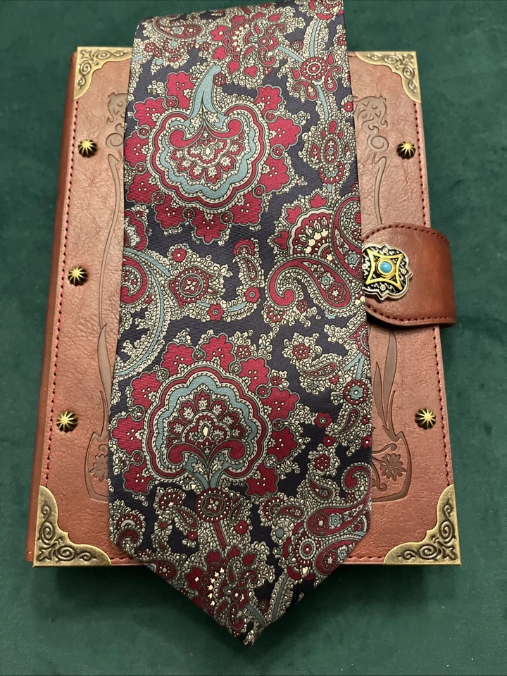 Corbata de Colección Scott Foster Seda Repp Cuello Borgoña Azul Plata Cachemira Seda Hecha en EE. UU. Foto 1 de 4