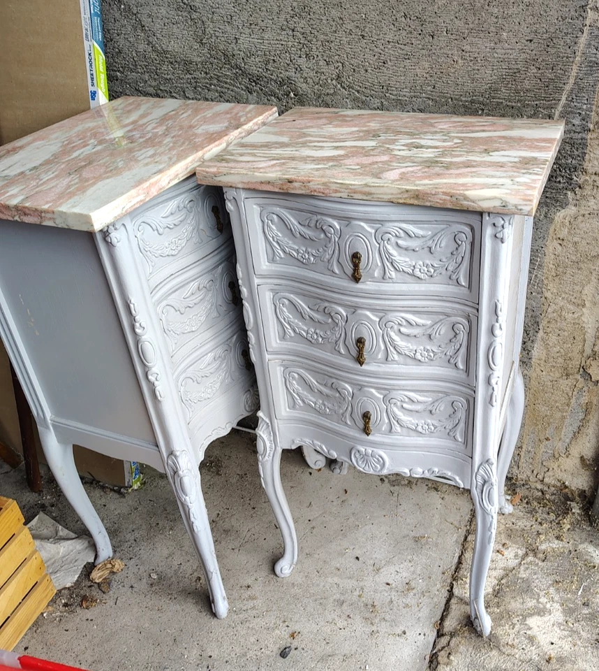 PAR-- Mesita de noche/mesas auxiliares antiguas con tapa de mármol rosa y crema. Foto 1 de 4