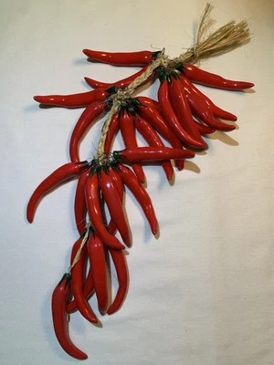 Cadena Cerámica Chiles Rojos Hechos a Mano y Pintados en México Decoración de Cocina Foto 1 de 4