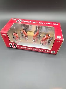 Ertl Britains 1/64 Farmall 100 200 300 400 Set da collezione #14332A nuovo con scatola - Foto 1 di 15