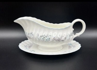 Royal Doulton Glen Auldyn Gravy Boat con placa base adjunta ~COMO NUEVO~ Foto 1 de 4