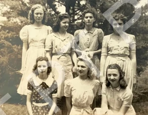 Foto d'epoca belle ragazze alla moda vestite abiti carini anni 40 - Foto 1 di 4
