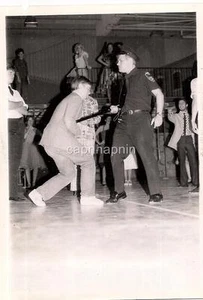 Tough Billy Club Polizist Handling Kind High School Theaterstück? Foto 60er Jahre - Bild 1 von 1