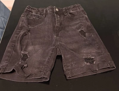 Pantalones cortos de mezclilla negros desgastados para niño talla 6 Foto 1 de 2