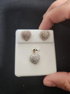 Juego de pendientes y colgantes de diamantes en corazón Foto 1 de 2