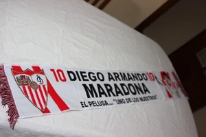Écharpe Spéciale Sevilla FC Players Edition 90s : 10 Diego Armando Maradona - Picture 1 of 1
