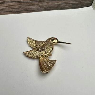 雅芳蜂鸟金色鸟红色水钻眼胸针签名全新无标签 — 第 1/4 张图片