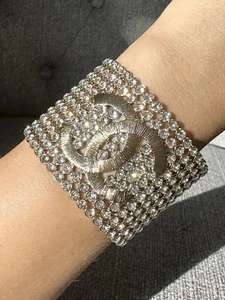 CHANEL 2023S GOLD TONE CUFF CC LOGO CRYSTALS BRACELET NEW IN BOX SMALL SIZE - Bild 1 von 24