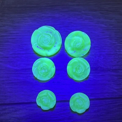 LOTE DE 4 BOTONES DE COSTURA DE VIDRIO VASELINA URANIO VINTAGE DISEÑO FLOR ROSA Foto 1 de 4