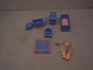 Vintage IDEAL Kunststoff Puppenmöbel Babyzimmer Kinderbett Hochstuhl Wippe Laufstall - Bild 1 von 8