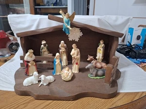Figuras de belén vintage de plástico de Hong Kong con exhibición de madera  - Imagen 1 de 17