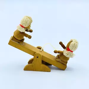 Vintage Handarbeit Holz Mädchen auf Wippe Weihnachtsschmuck Volkskunst 3 Zoll - Bild 1 von 9