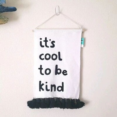 Genial arte de pared tejido blanco/negro IT’S COOL TO BE KIND decoración de habitación para niños PILLOWFORT Foto 1 de 4