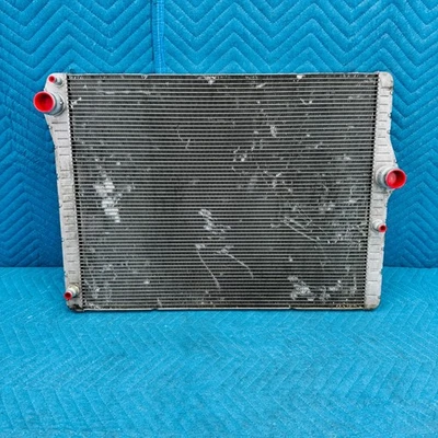 Radiador de refrigeración del motor delantero BMW 650i 2012-2017 OEM 17118664098 Foto 1 de 4