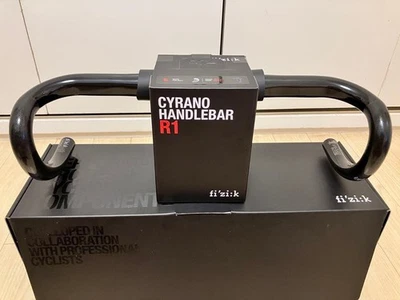 Manillar Fizik Cyrano R1 Bull 420 mm Foto 1 de 4