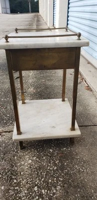 Antiguo gabinete para fumar de mesa de lámpara de extremo de 2 niveles artesanías de mármol de latón martillado Foto 1 de 4