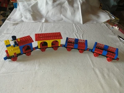 Anciens Lego train locomotive + 3 wagons et chef de gare - Photo 1/4