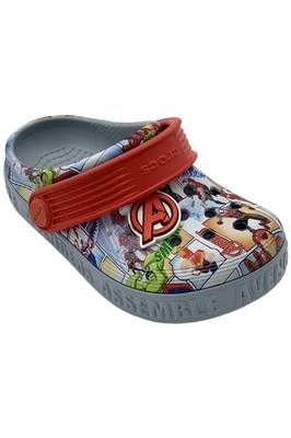 Zuecos Crocs para niños pequeños Avengers fuera de la cancha azul gris Foto 1 de 3