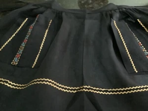 Vtg 50s Sheer Half Apron Hostess Cocktail Organza Black w/ Gold Ric Rac & floral - Bild 1 von 4