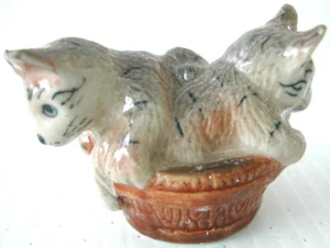 KLIMA E218 Miniature statuette en porcelaine - CHAT CHATS DANS UN PANIER CAT - Imagen 1 de 4
