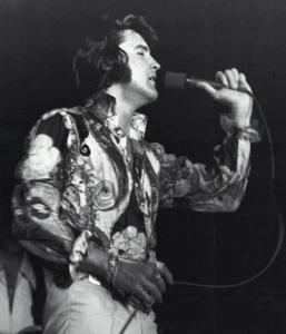 ELVIS - Foto de colección ardiendo en la oscuridad 08-12-1972 - 8x10 - Imagen 1 de 3