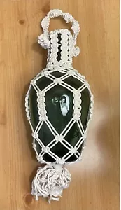 Grüne Glasflasche in Makramee-Aufhänger 14"" L - Bild 1 von 4