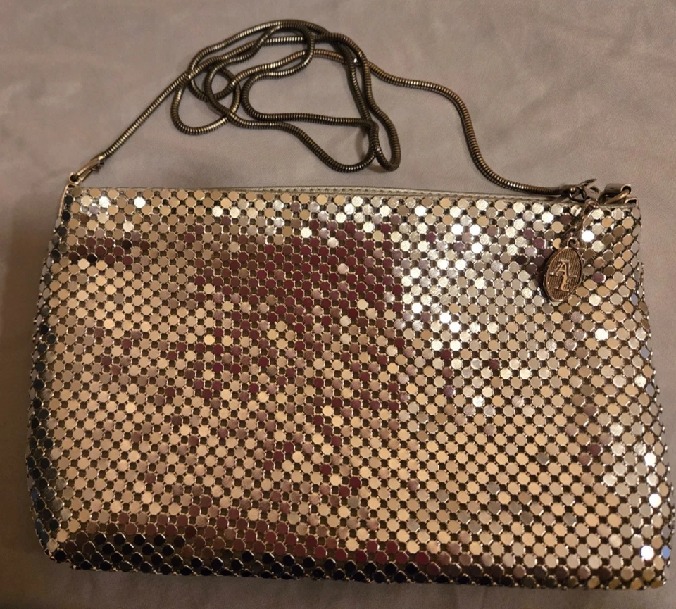 Bolso de hombro de malla plateada con cadena etiqueta plateada con AE Appx 9" x 6" Foto 1 de 4