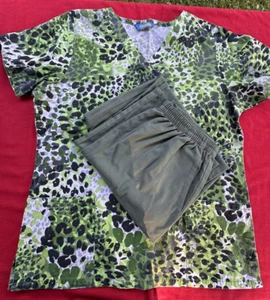 Women’s Scrub Set Excellent Condition Size Small Olive Green - Picture 1 of 14