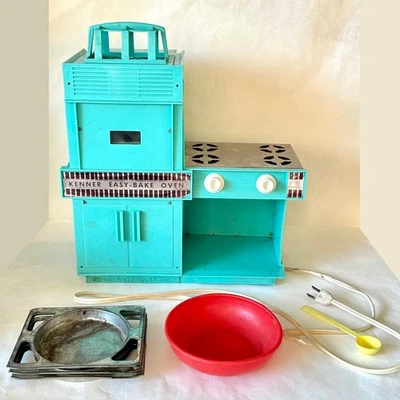 Original 1960s Easy Bake Oven Turquoise w Accessories, Book, Lights Up - READ - Image 1 of 4