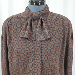 Blusa vintage blu navy con disegno geometrico verde e rosso e colletto allacciato taglia L/XL? - Foto 1 di 22