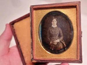 Daguerreotypie einer jungen Frau im tollen Kleid frühes Bild mit Schwan auf geteiltem Etui - Bild 1 von 2