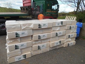 18-22KG DRY SAWDUST BALE NOT WOOD SHAVINGS 125L ANIMAL PET BEDDING - Picture 1 of 2