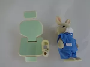 Statua e sedia dentista coniglio bianco Sylvanian Families - Foto 1 di 7