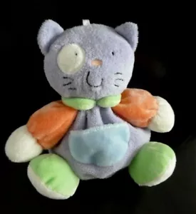 M6- DOUDOU BOULE CP INTERNATIONAL CHAT MAUVE POCHE BLEU ORANGE VERT GRELOT 18cms - Foto 1 di 2